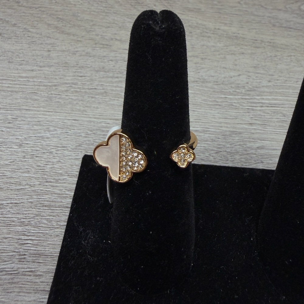 Elegant Gold Tone and Silver Tone Clover Ring